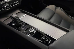 musta Volvo XC60 2022 kuva 28.