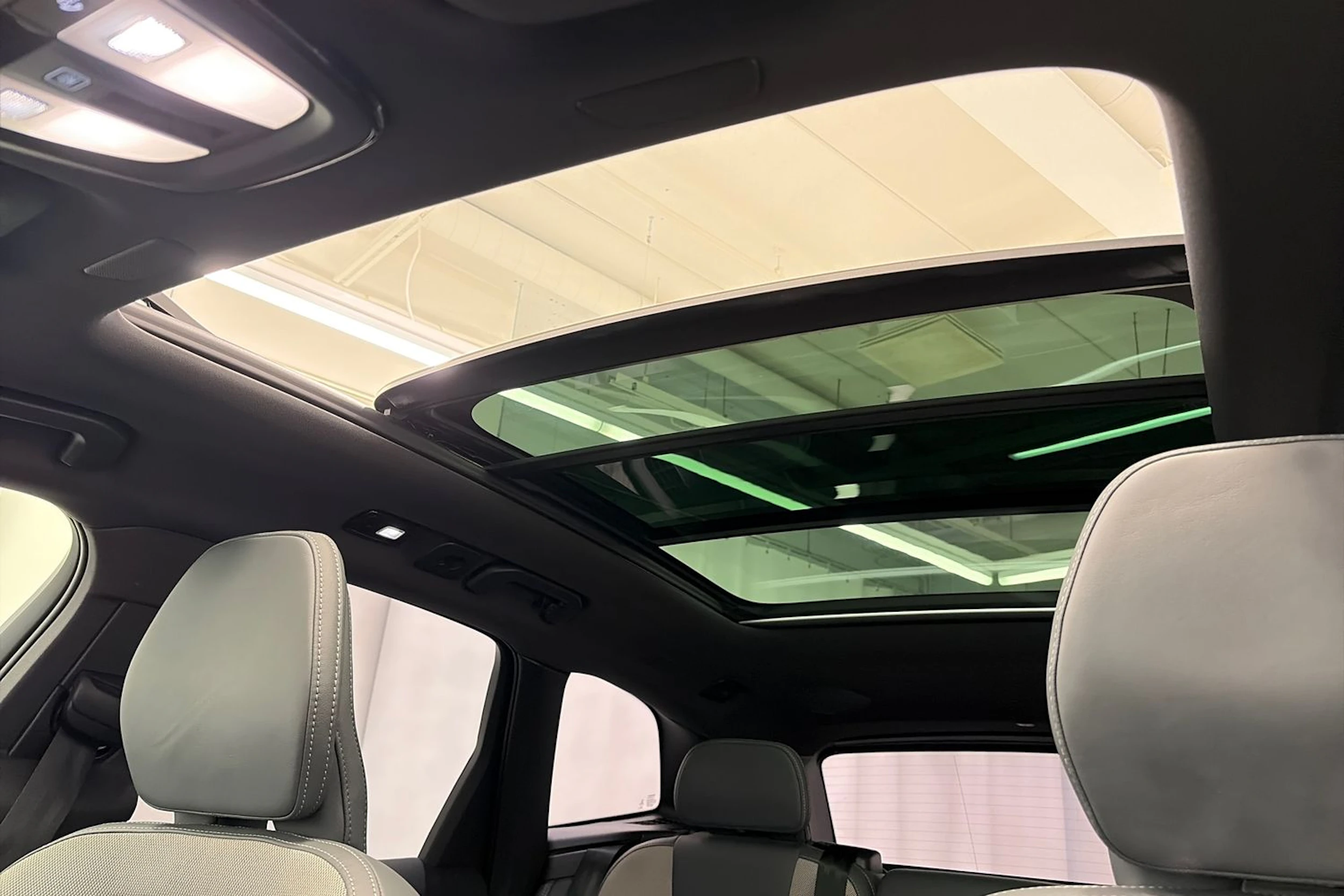 musta Volvo XC60 2022 kuva 30.
