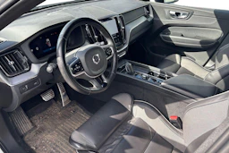 valkoinen Volvo XC60 2022 kuva 3.