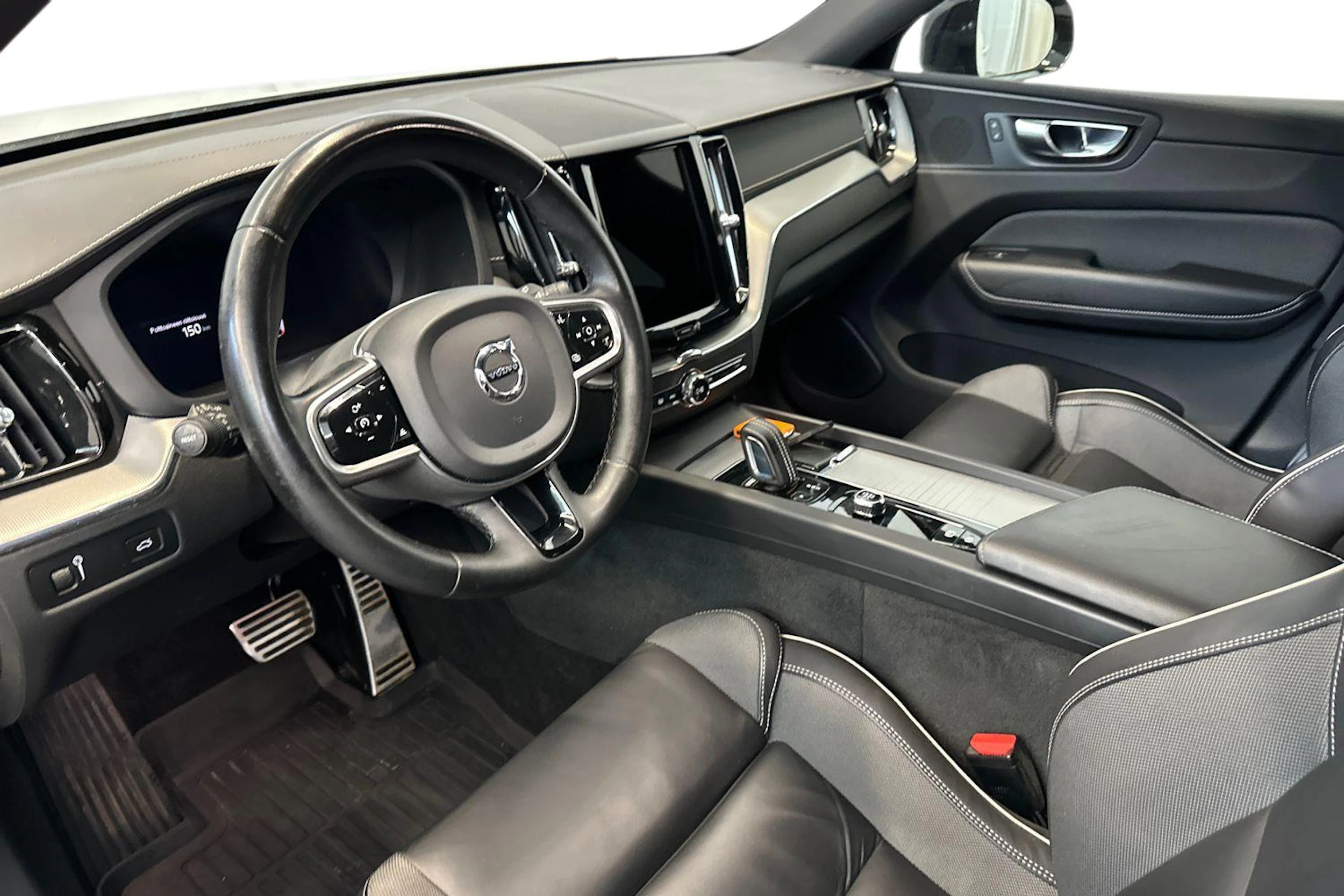 valkoinen Volvo XC60 2022 kuva 6.