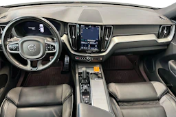 valkoinen Volvo XC60 2022 kuva 7.