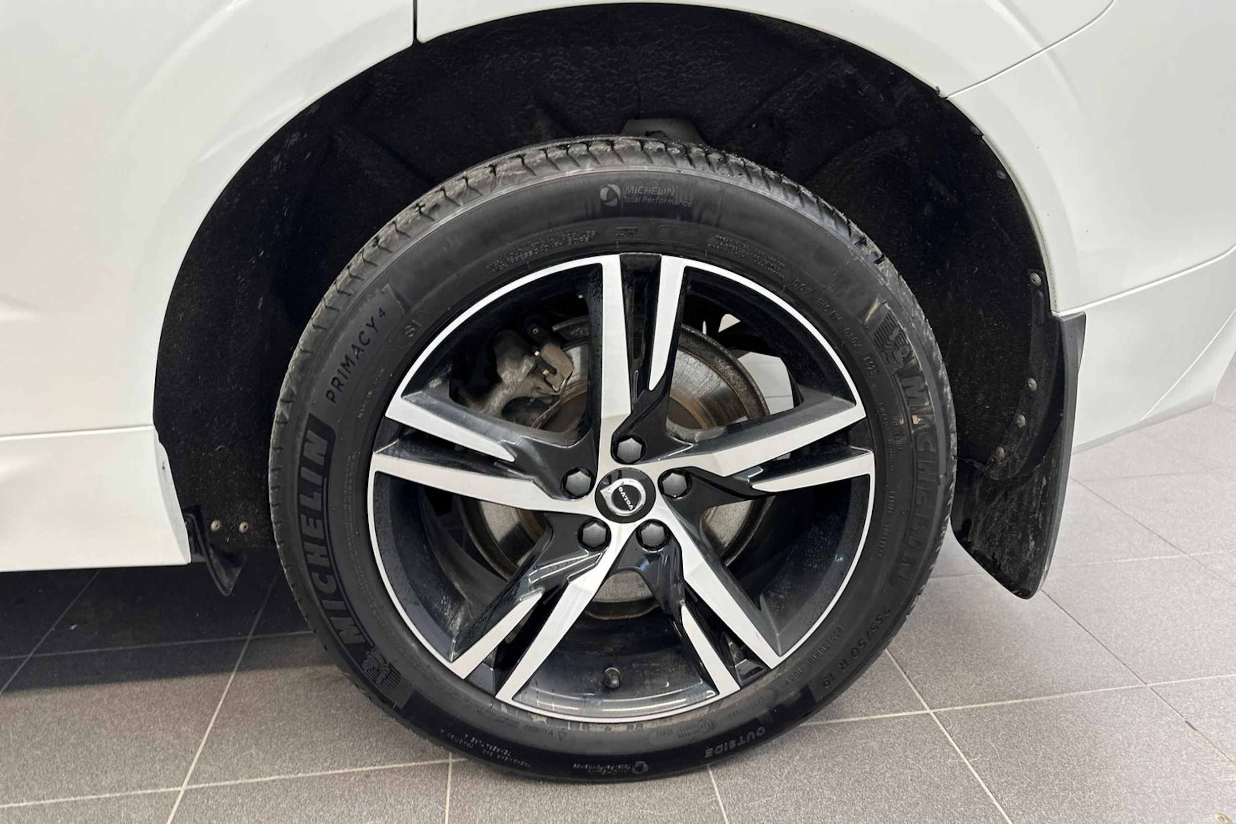 valkoinen Volvo XC60 2022 kuva 10.