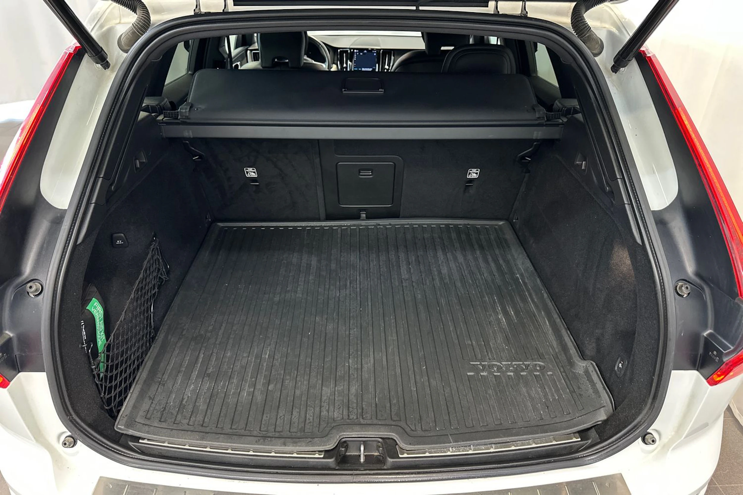 valkoinen Volvo XC60 2022 kuva 11.