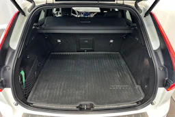 valkoinen Volvo XC60 2022 kuva 11.