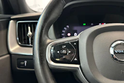 valkoinen Volvo XC60 2022 kuva 13.