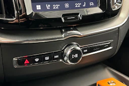 valkoinen Volvo XC60 2022 kuva 18.