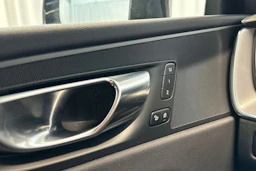 valkoinen Volvo XC60 2022 kuva 20.