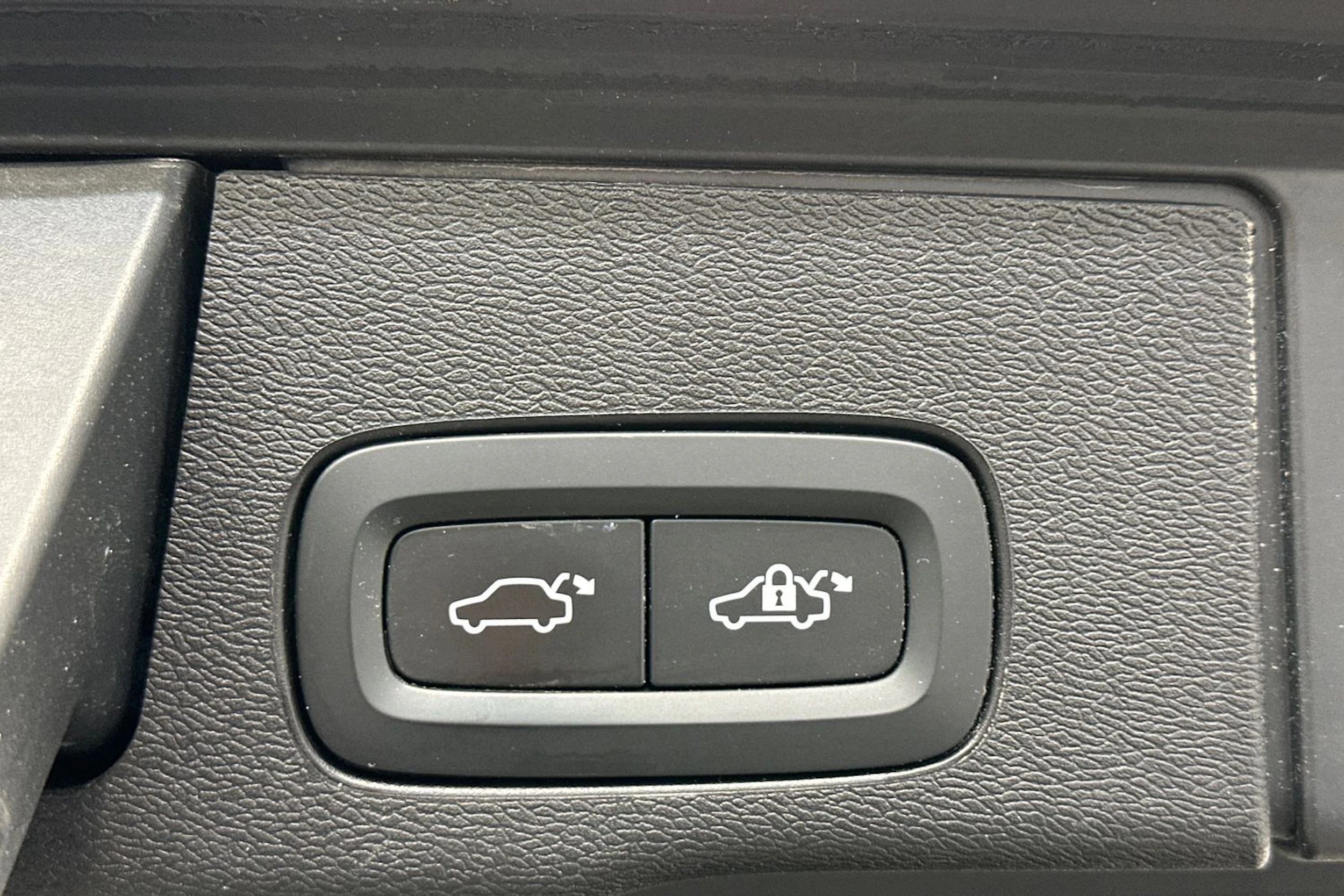 valkoinen Volvo XC60 2022 kuva 22.