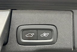 valkoinen Volvo XC60 2022 kuva 22.