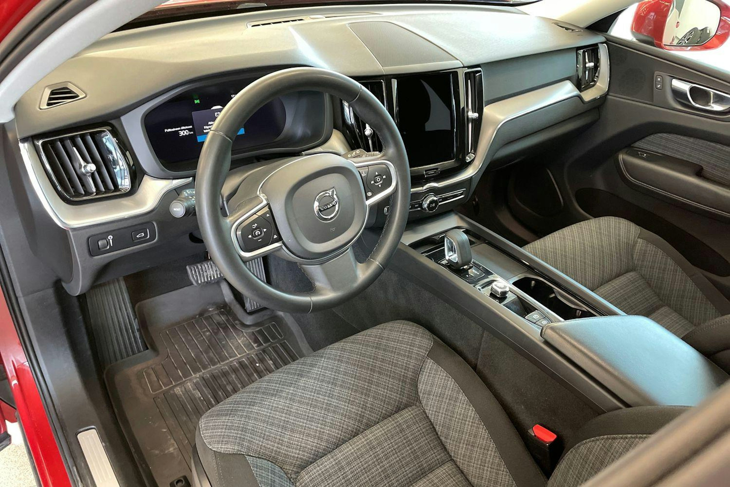 Punainen Volvo XC60 2022 kuva 7.
