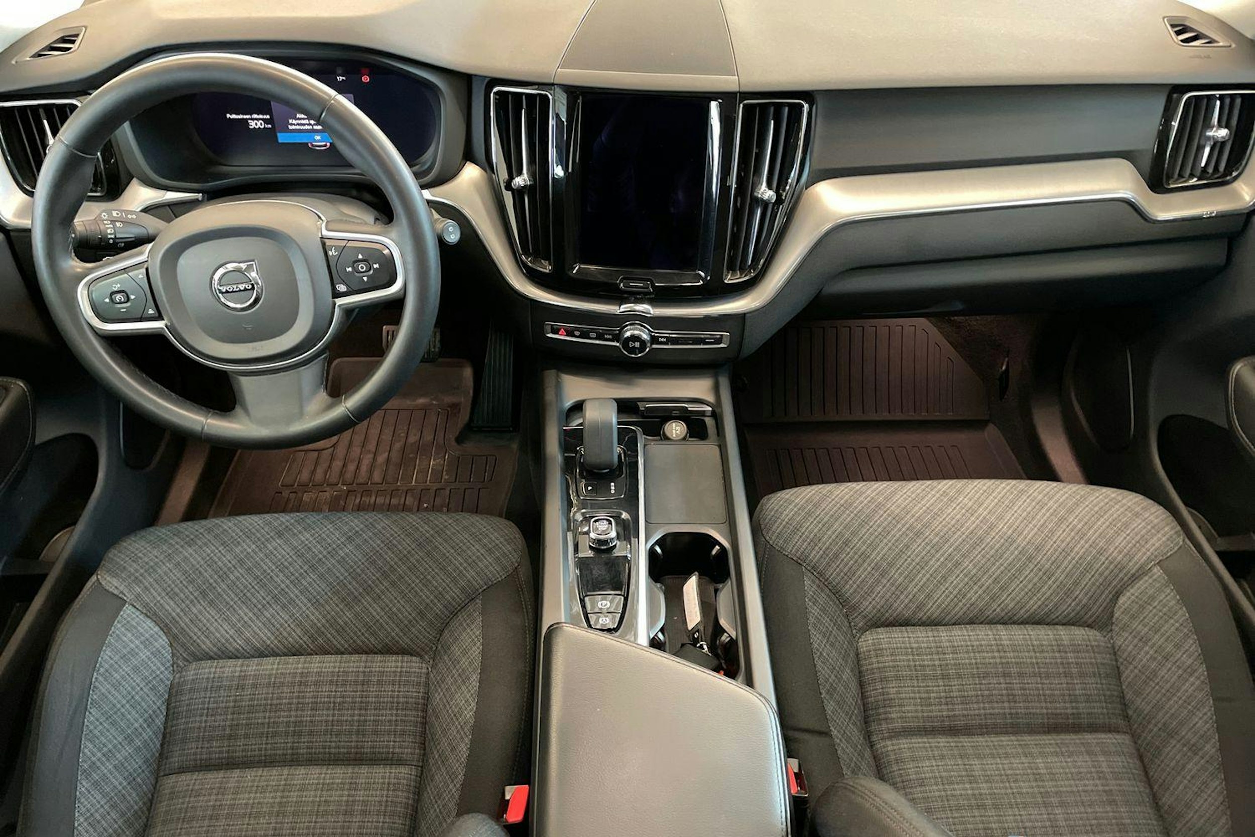 Punainen Volvo XC60 2022 kuva 9.