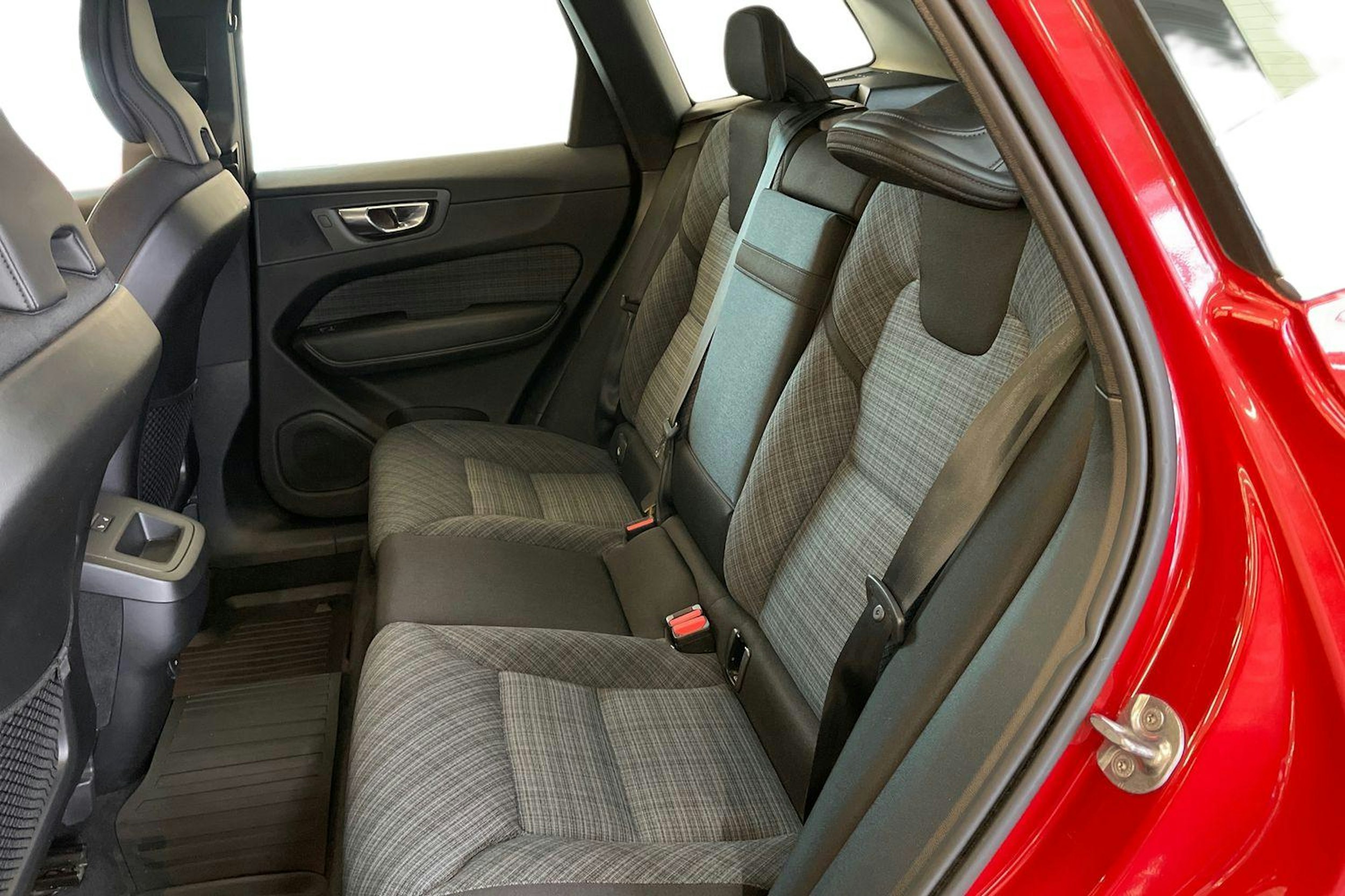 Punainen Volvo XC60 2022 kuva 10.