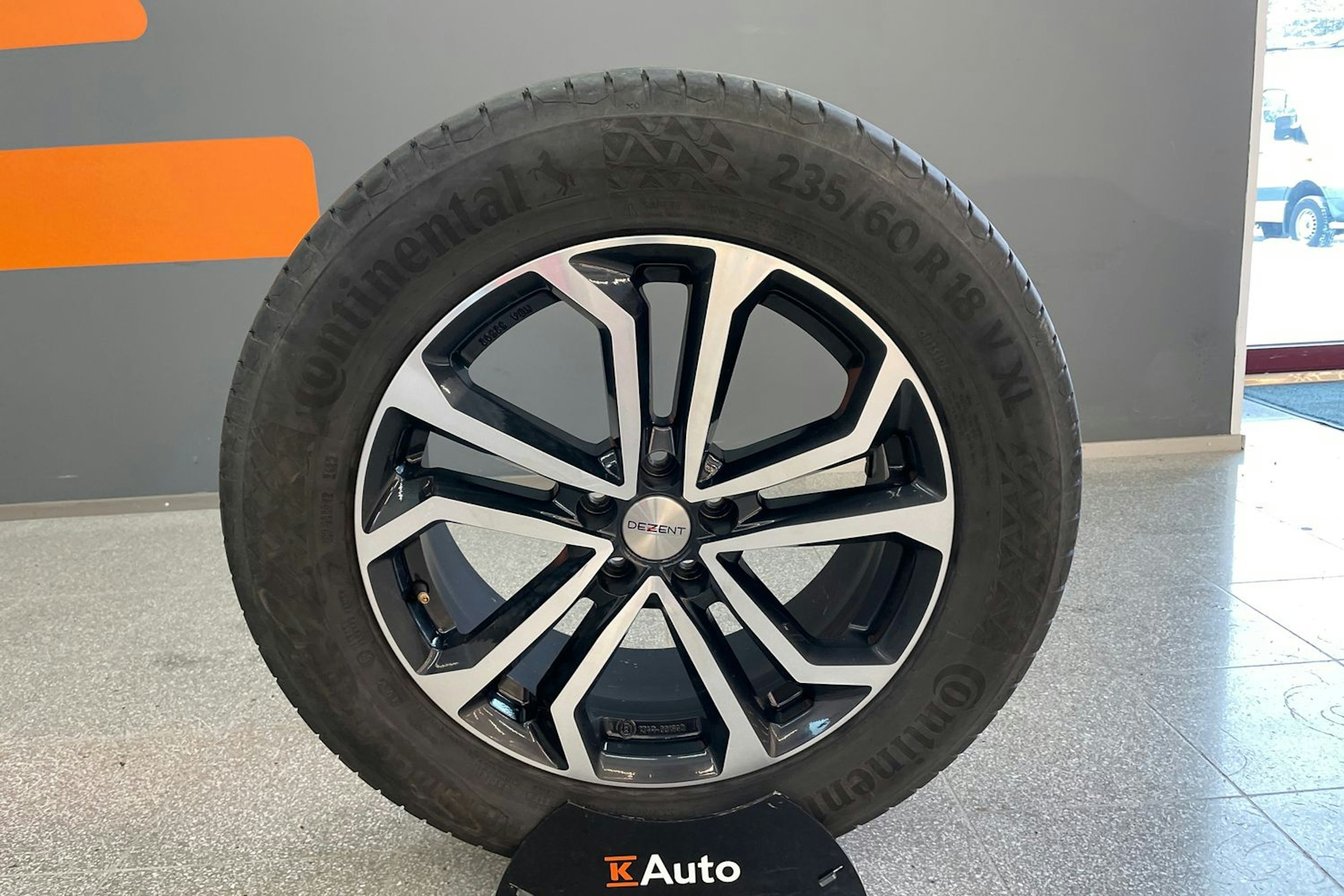 Punainen Volvo XC60 2022 kuva 13.