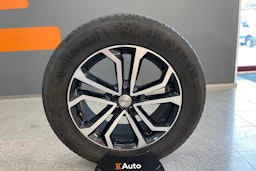 Punainen Volvo XC60 2022 kuva 13.