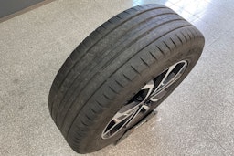 Punainen Volvo XC60 2022 kuva 15.