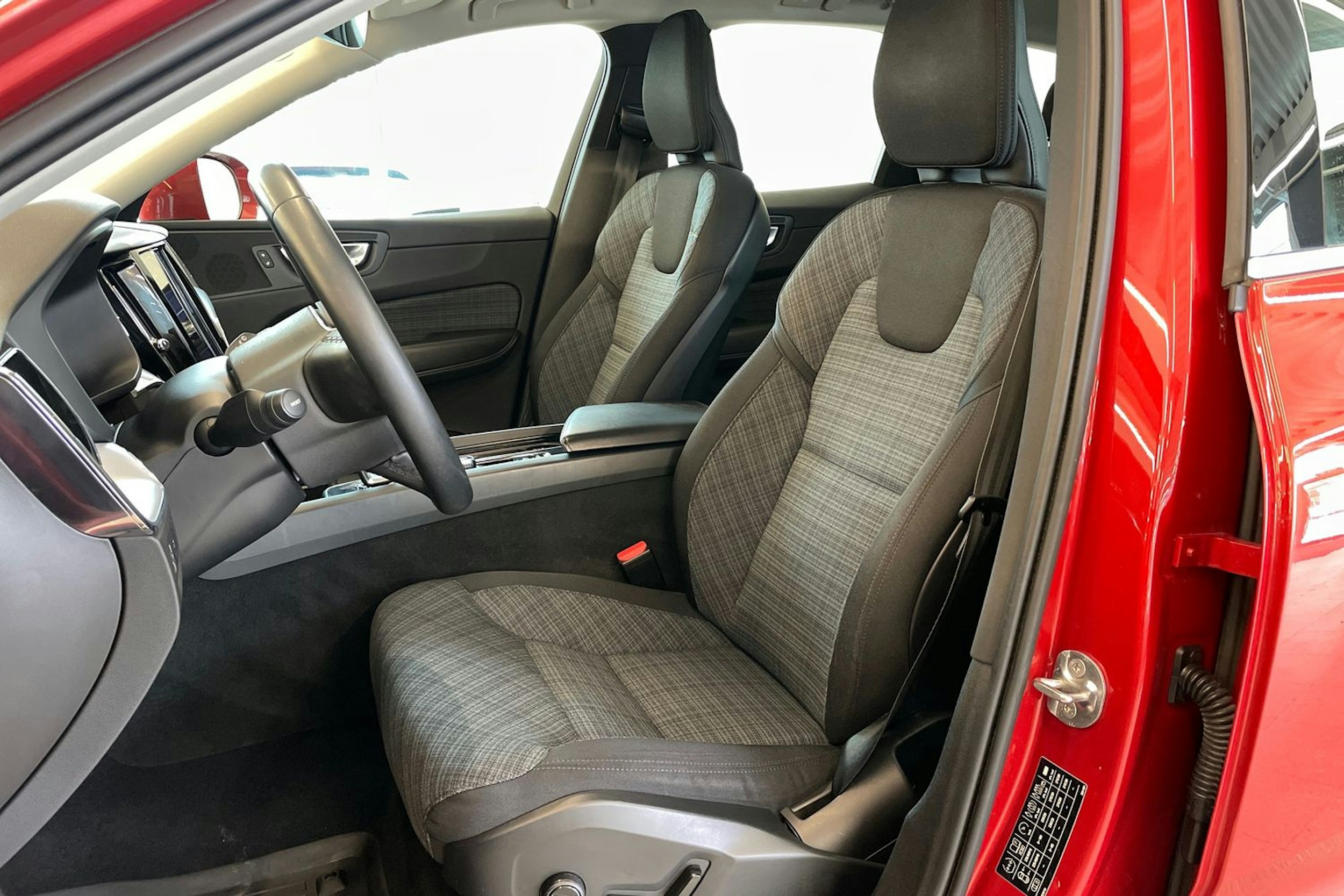 Punainen Volvo XC60 2022 kuva 16.