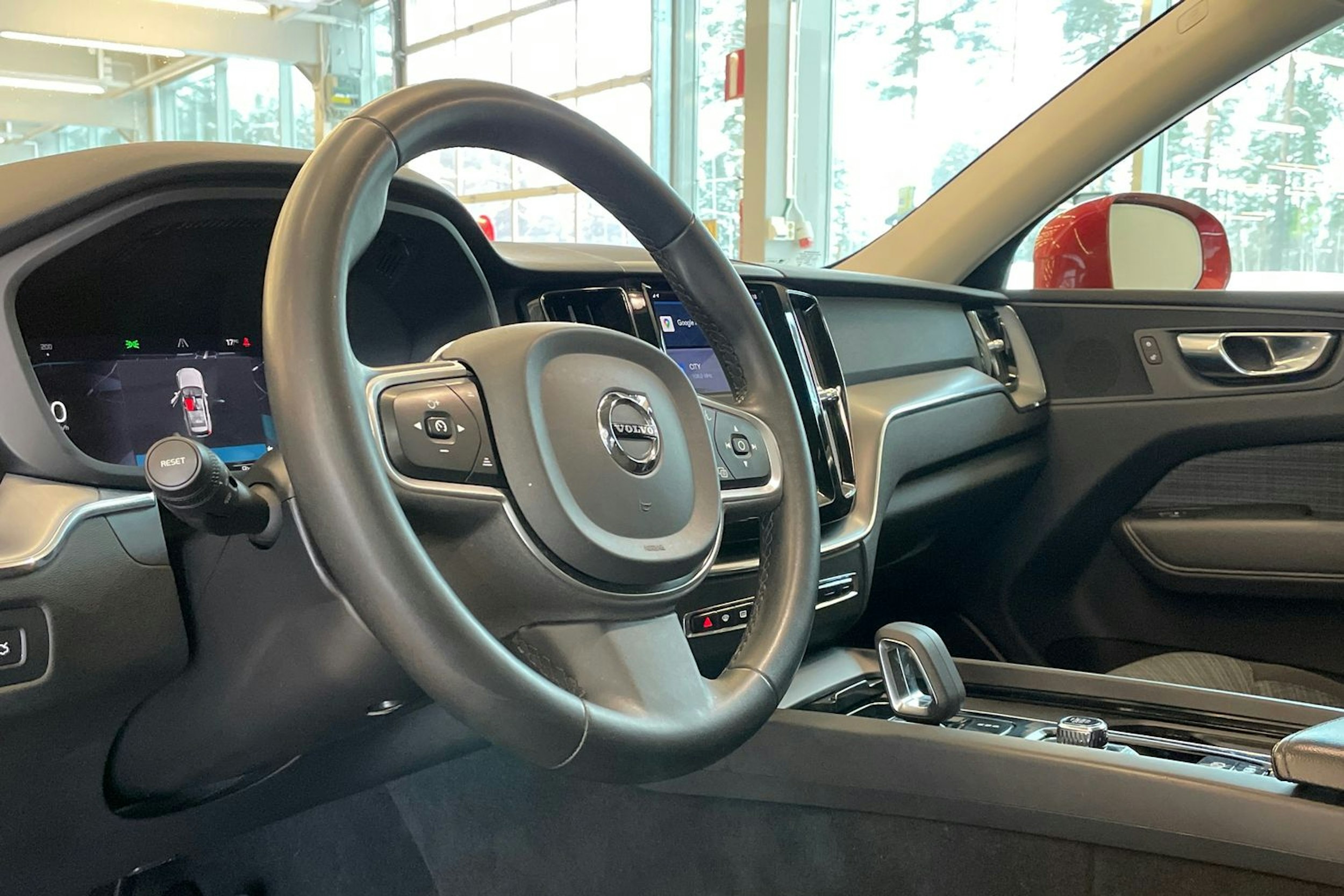 Punainen Volvo XC60 2022 kuva 17.