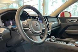 Punainen Volvo XC60 2022 kuva 17.