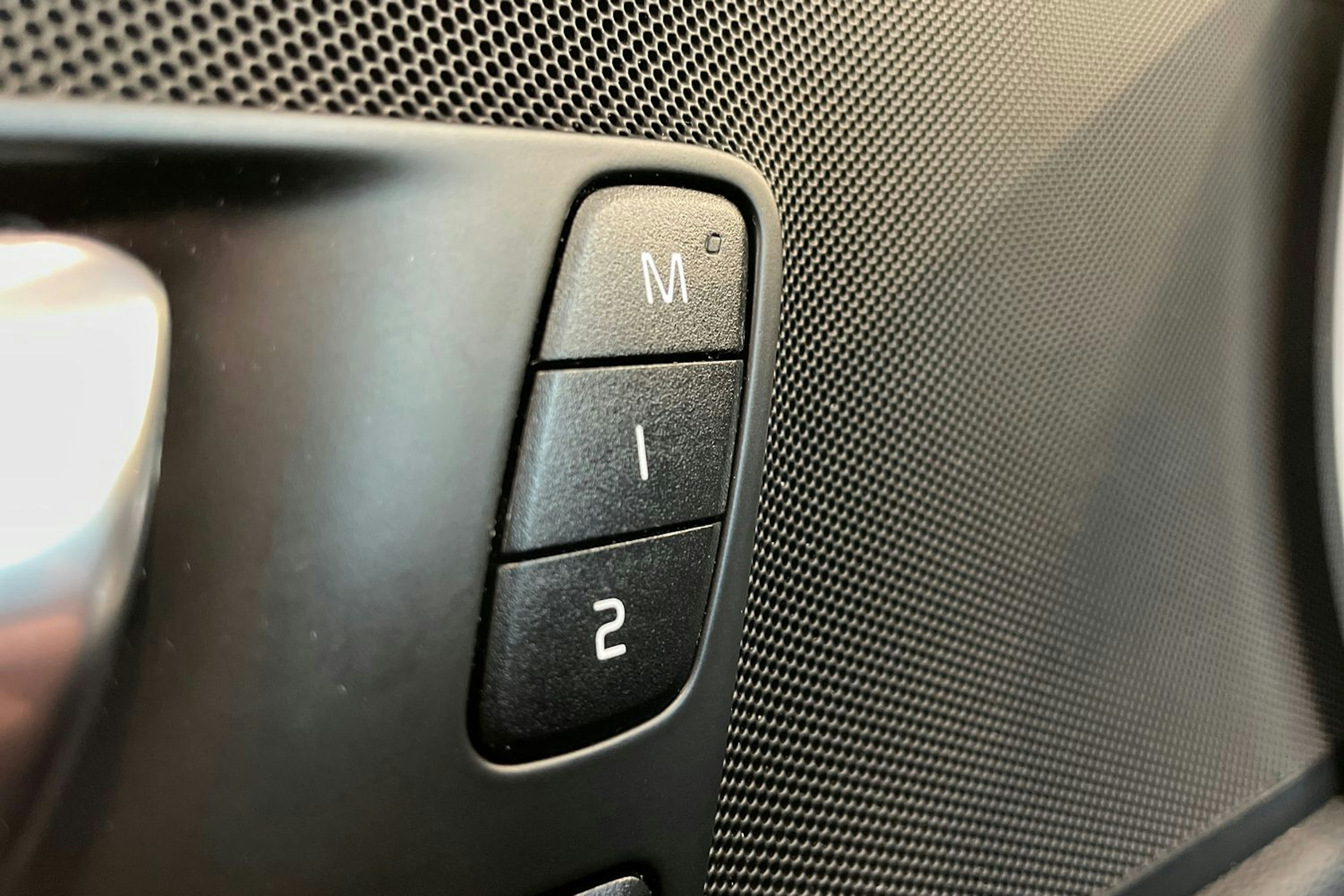 Punainen Volvo XC60 2022 kuva 18.