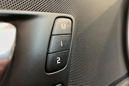 Punainen Volvo XC60 2022 kuva 18.