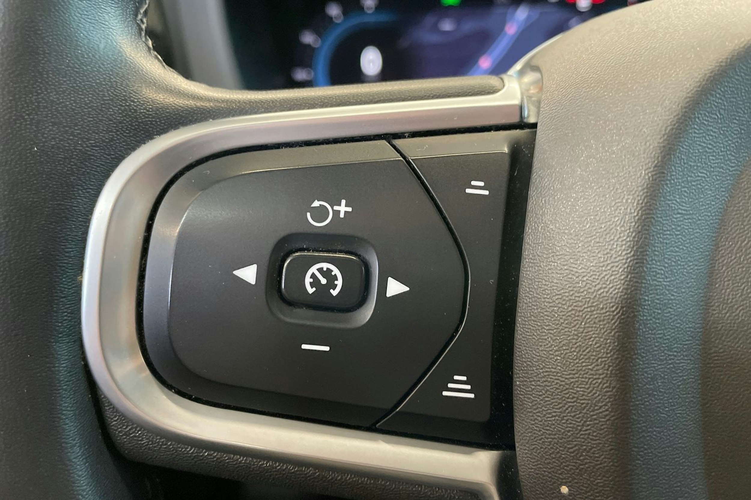 Punainen Volvo XC60 2022 kuva 20.