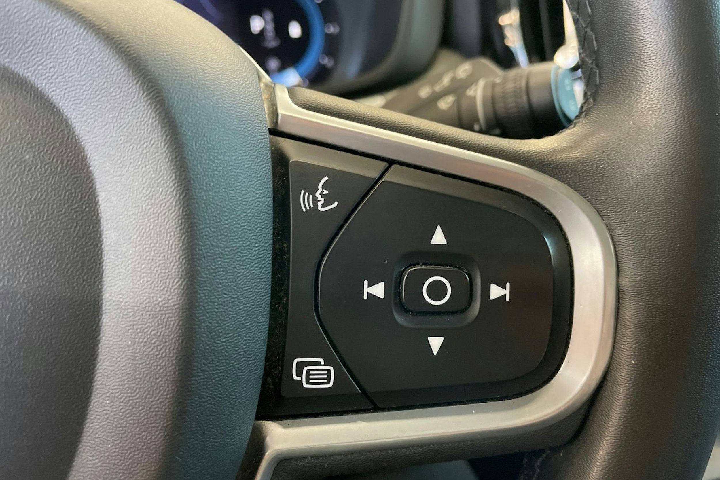 Punainen Volvo XC60 2022 kuva 21.