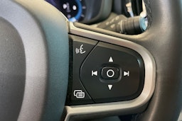 Punainen Volvo XC60 2022 kuva 21.