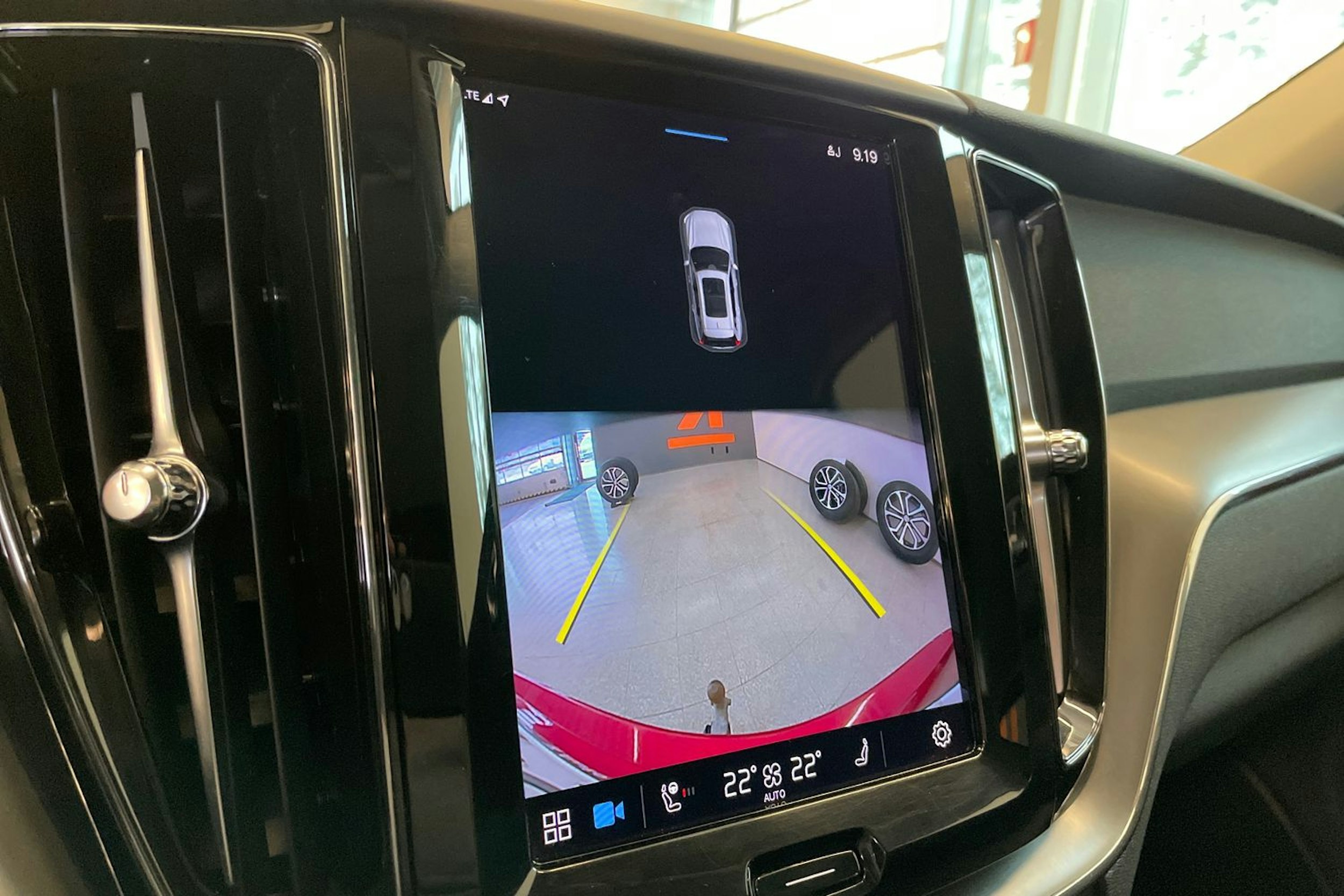 Punainen Volvo XC60 2022 kuva 24.