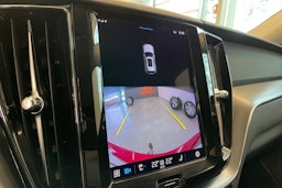 Punainen Volvo XC60 2022 kuva 24.