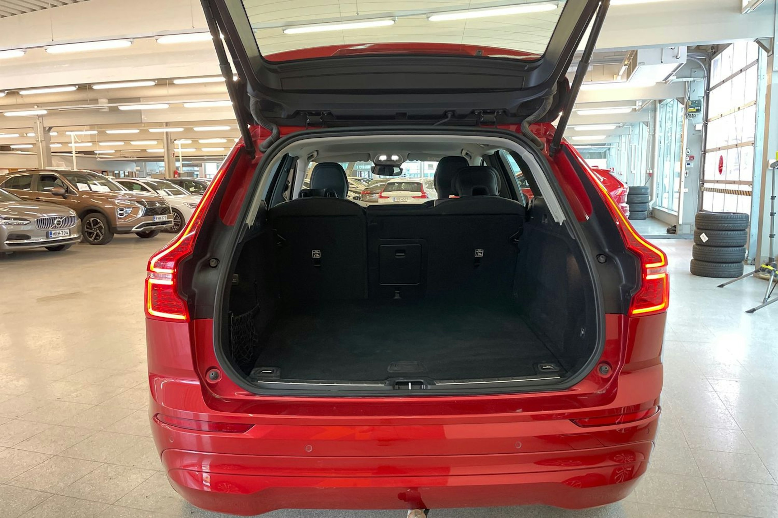 Punainen Volvo XC60 2022 kuva 25.