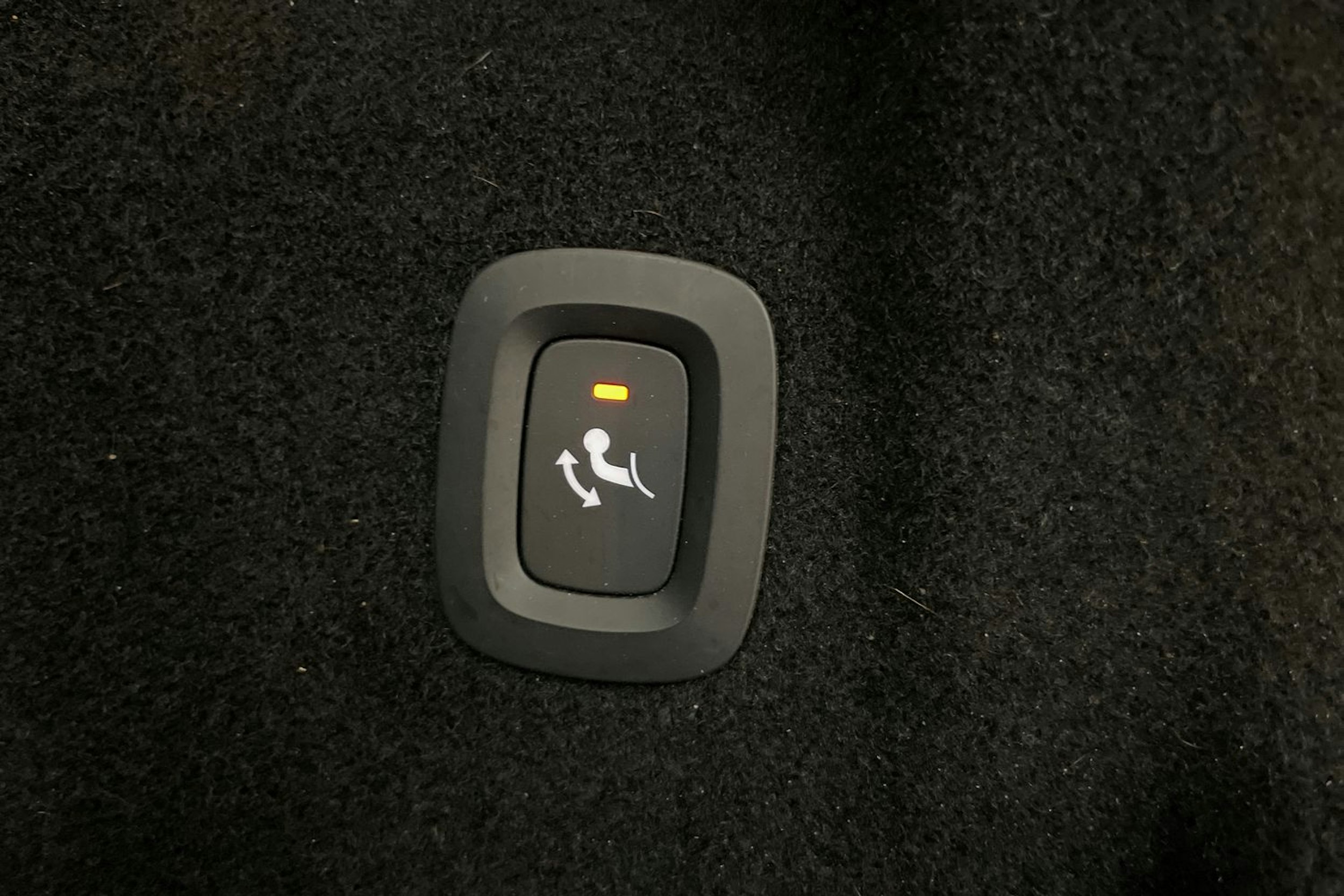 Punainen Volvo XC60 2022 kuva 26.