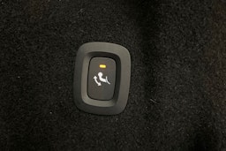 Punainen Volvo XC60 2022 kuva 26.