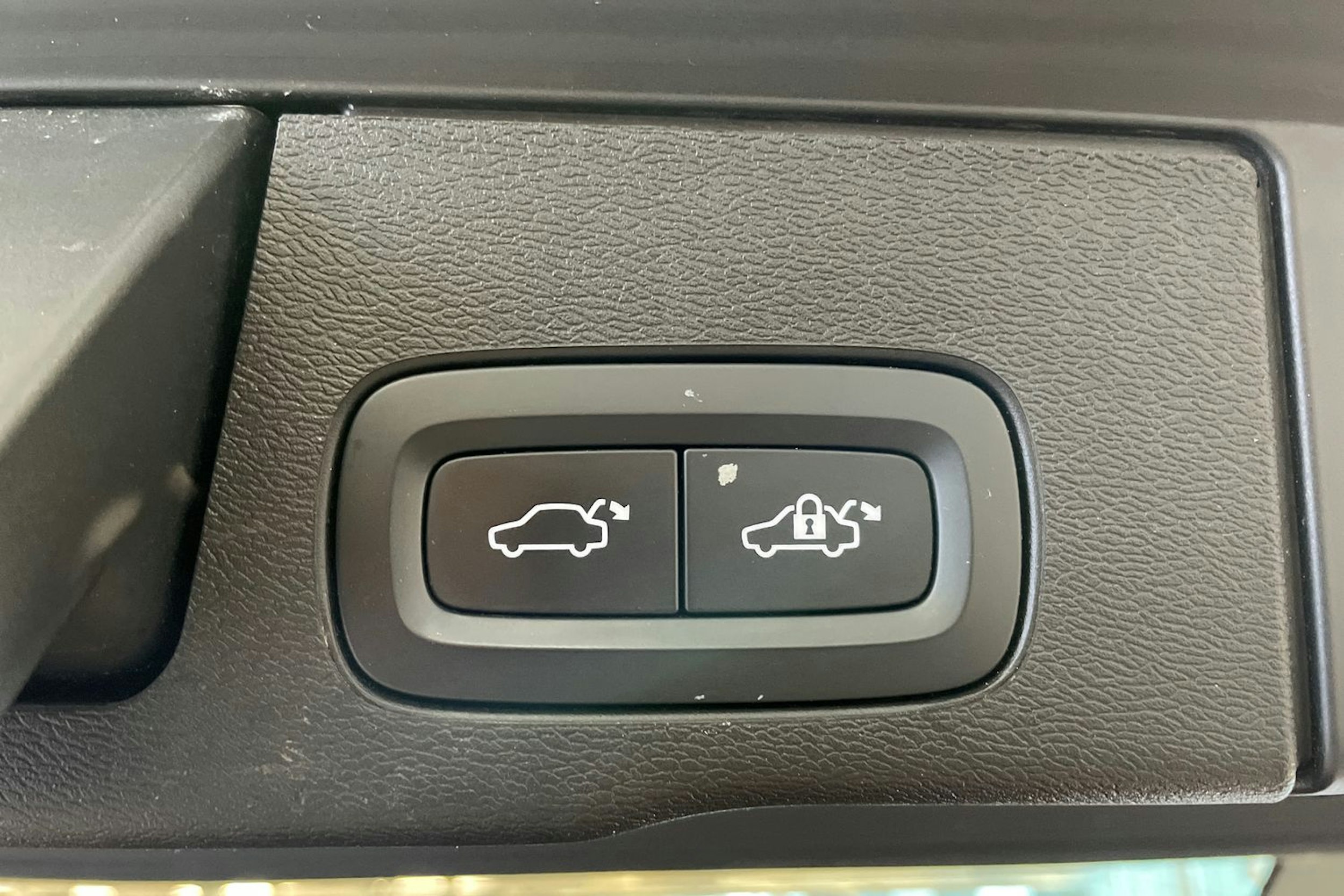 Punainen Volvo XC60 2022 kuva 27.