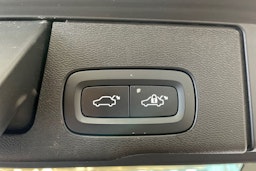 Punainen Volvo XC60 2022 kuva 27.