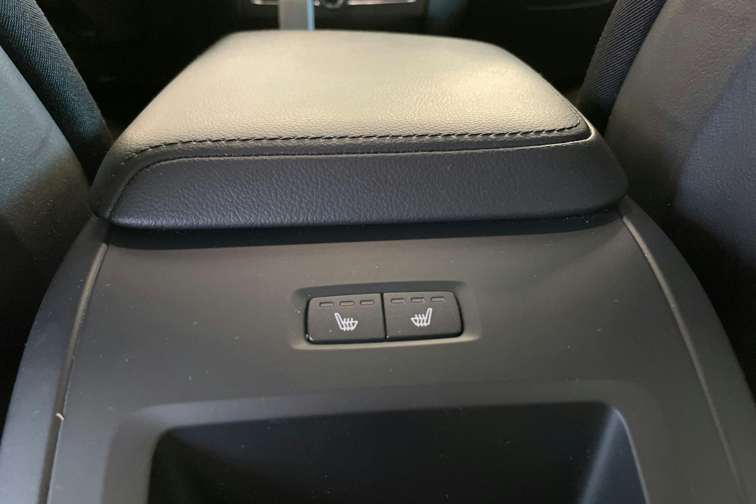 Punainen Volvo XC60 2022 kuva 28.