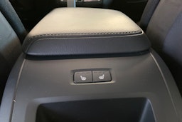 Punainen Volvo XC60 2022 kuva 28.