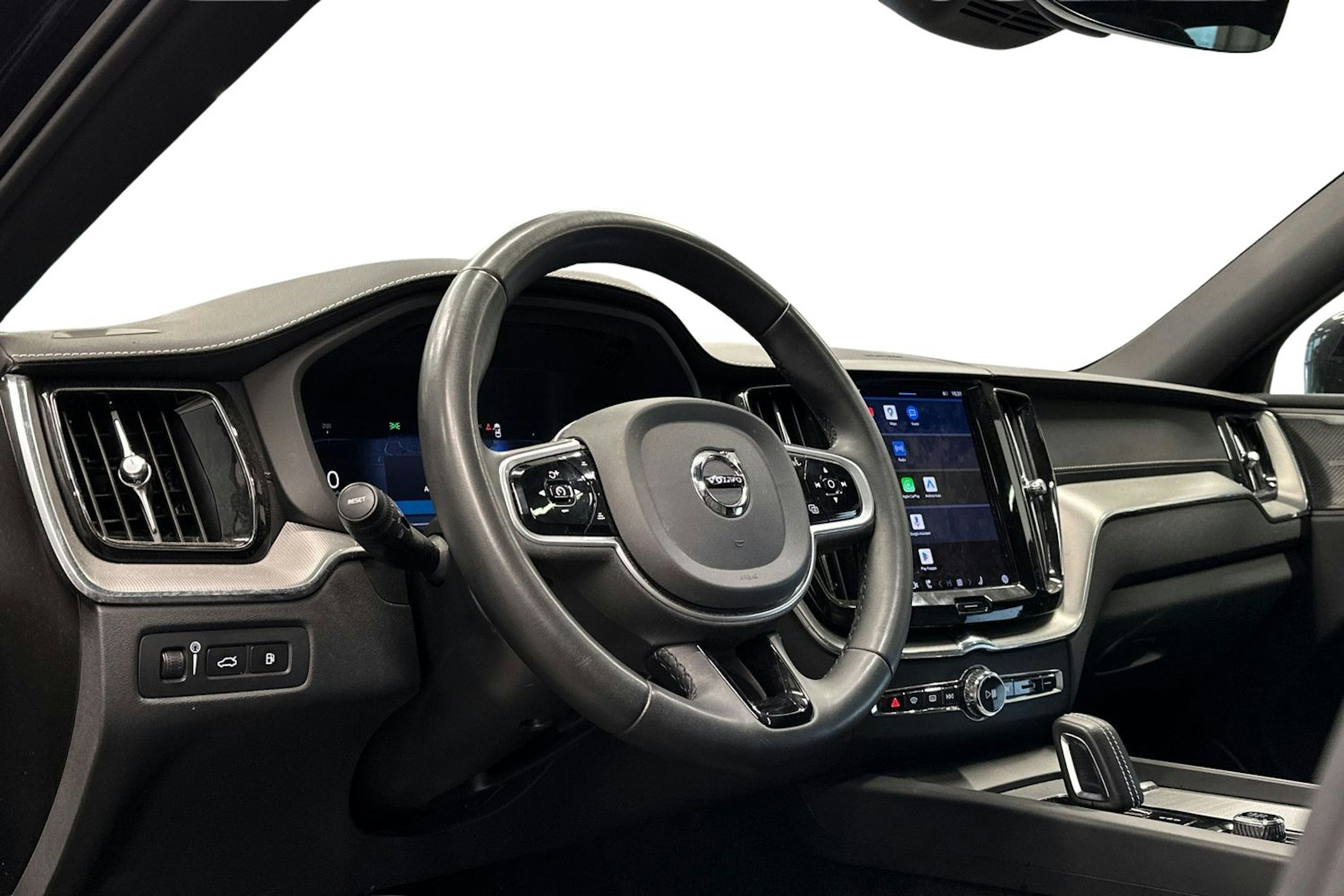 musta Volvo XC60 2022 kuva 3.
