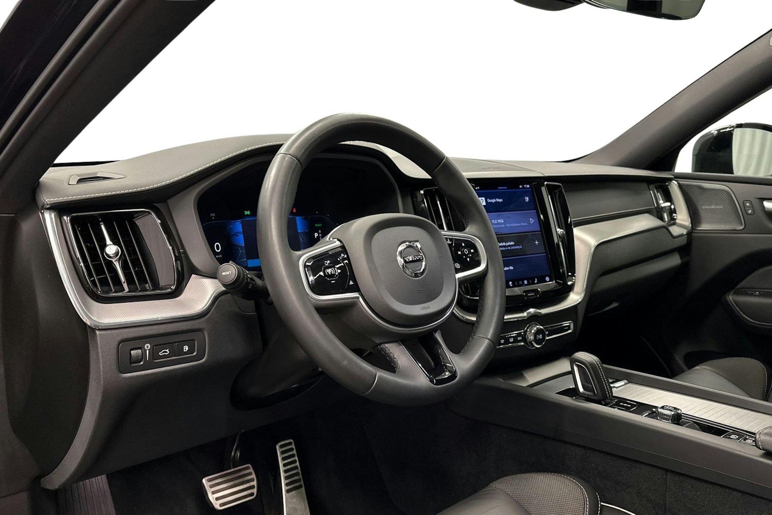 musta Volvo XC60 2022 kuva 7.