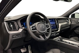 musta Volvo XC60 2022 kuva 7.