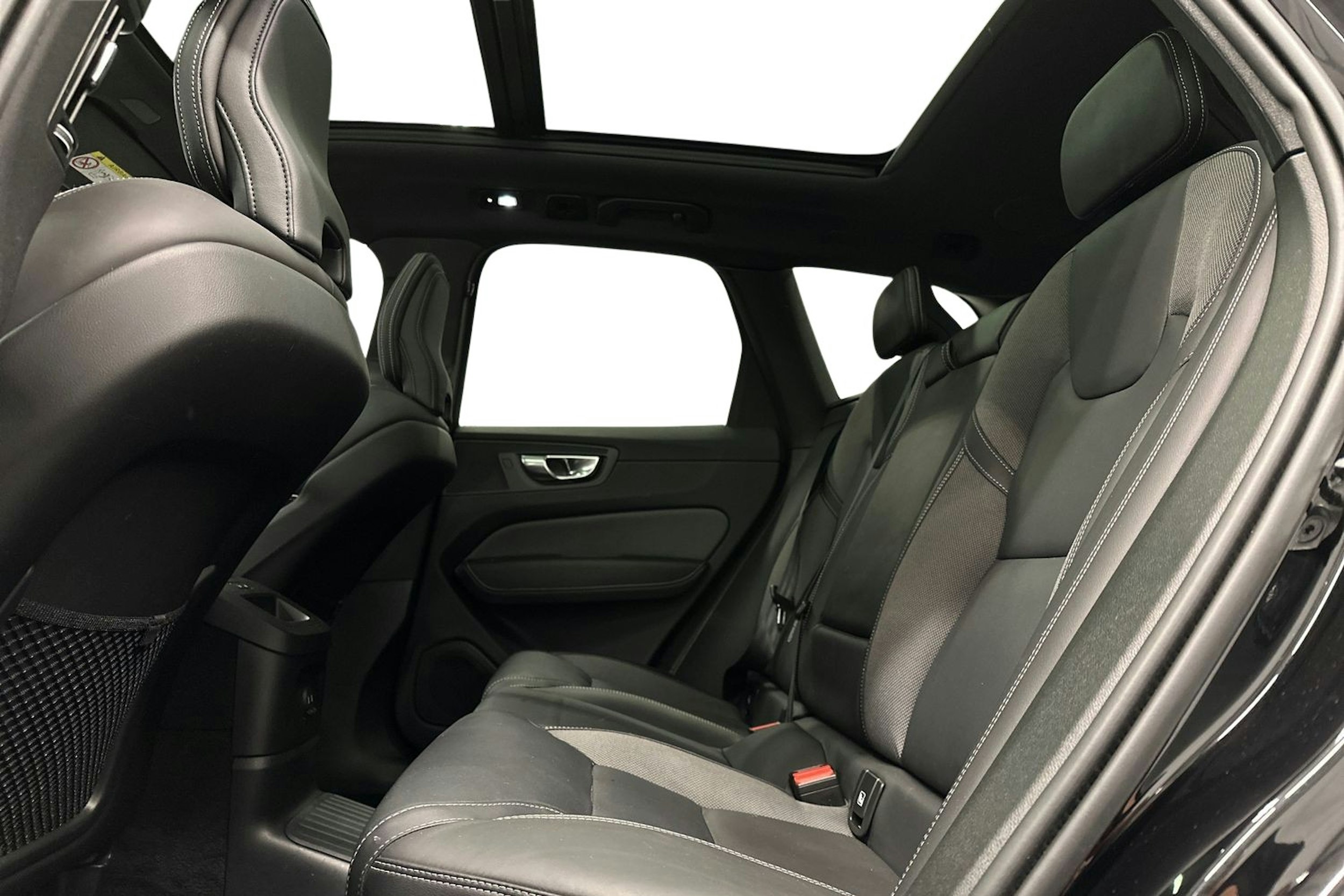 musta Volvo XC60 2022 kuva 10.