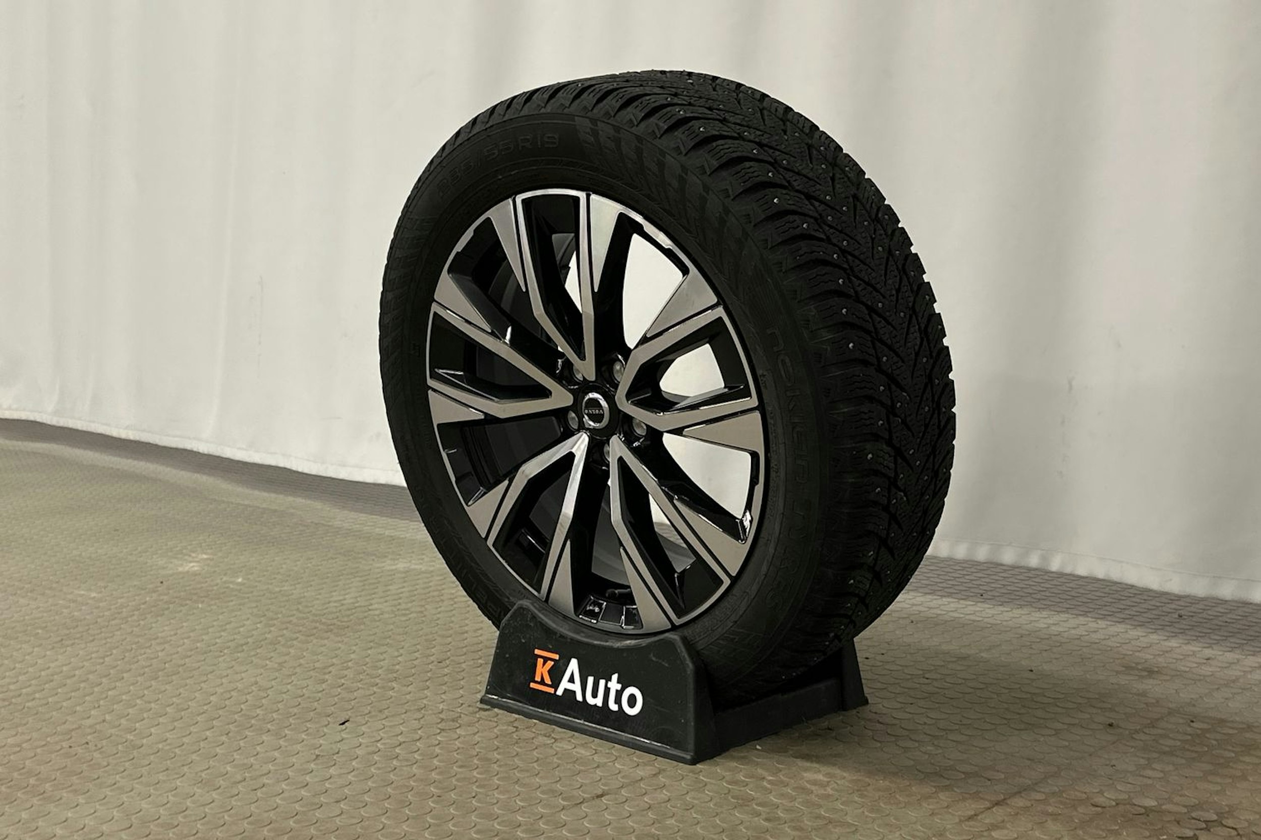 musta Volvo XC60 2022 kuva 13.
