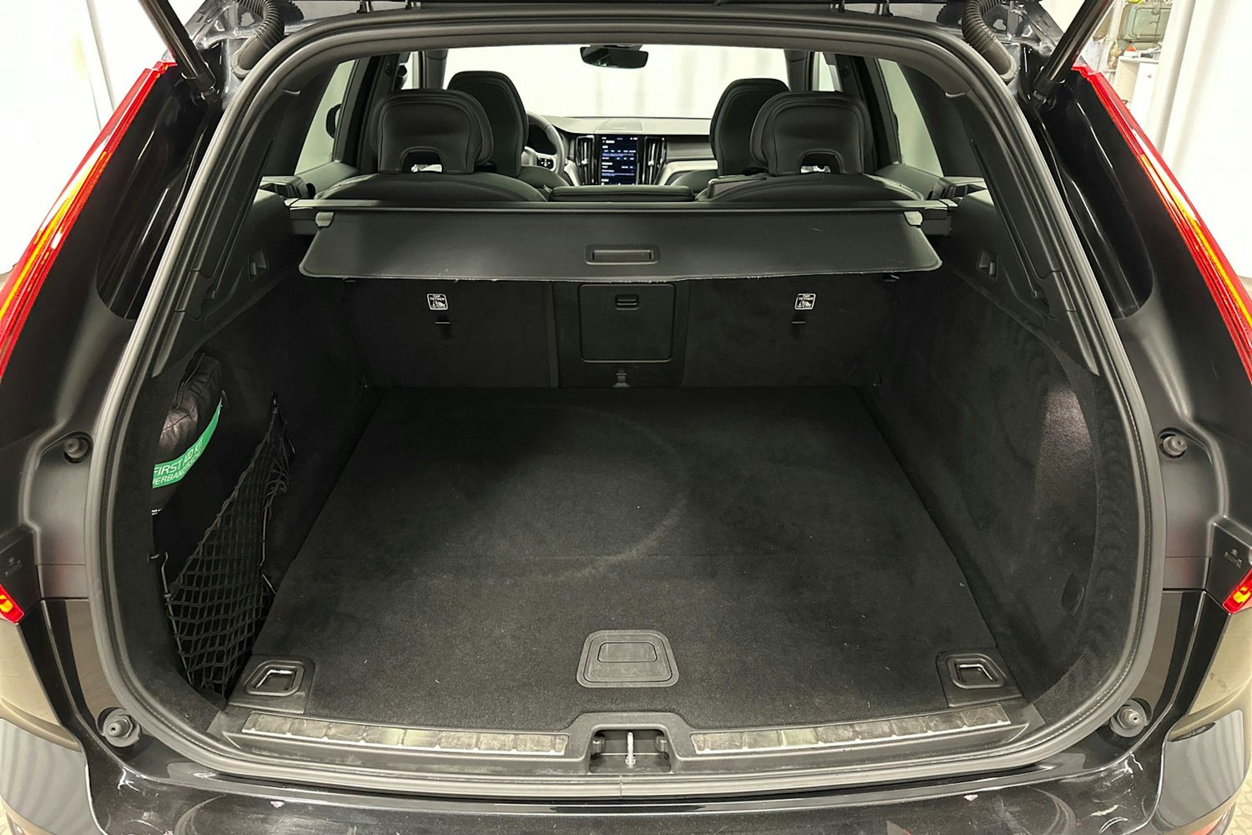 musta Volvo XC60 2022 kuva 14.