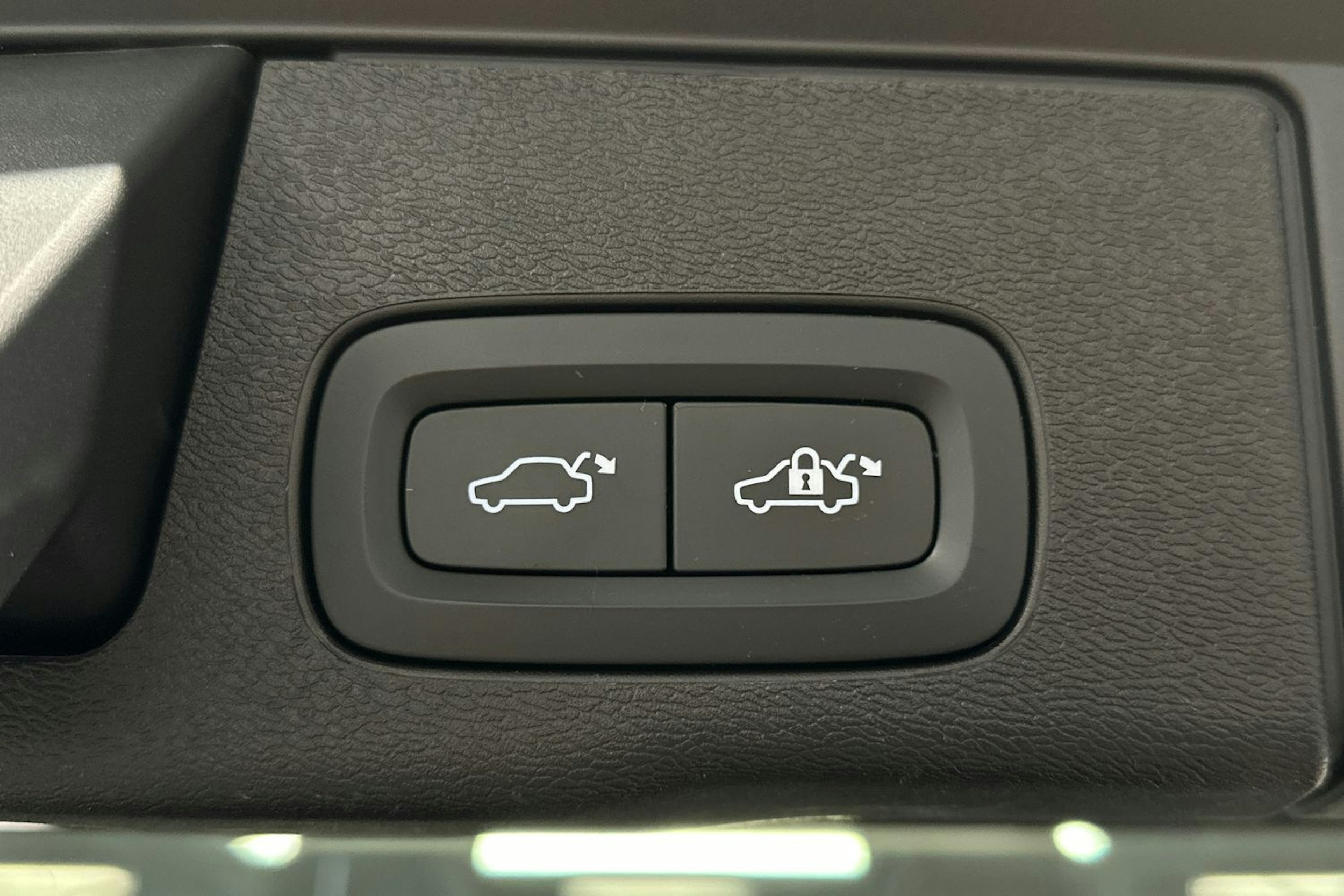 musta Volvo XC60 2022 kuva 15.