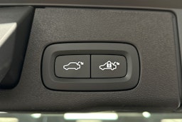 musta Volvo XC60 2022 kuva 15.