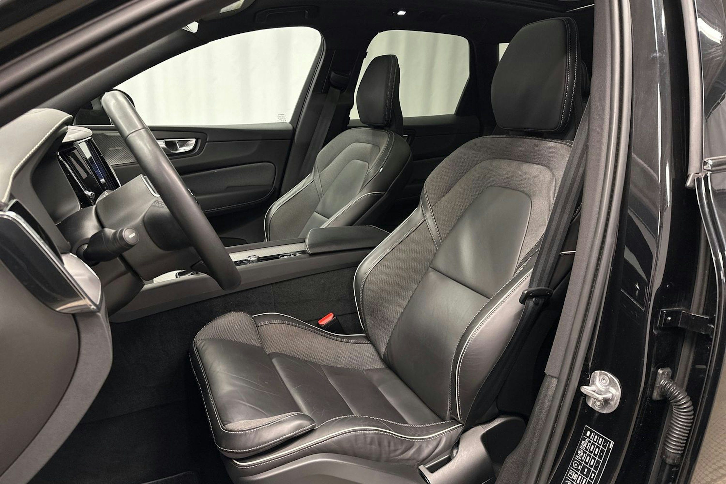 musta Volvo XC60 2022 kuva 16.
