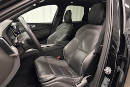 musta Volvo XC60 2022 kuva 16.