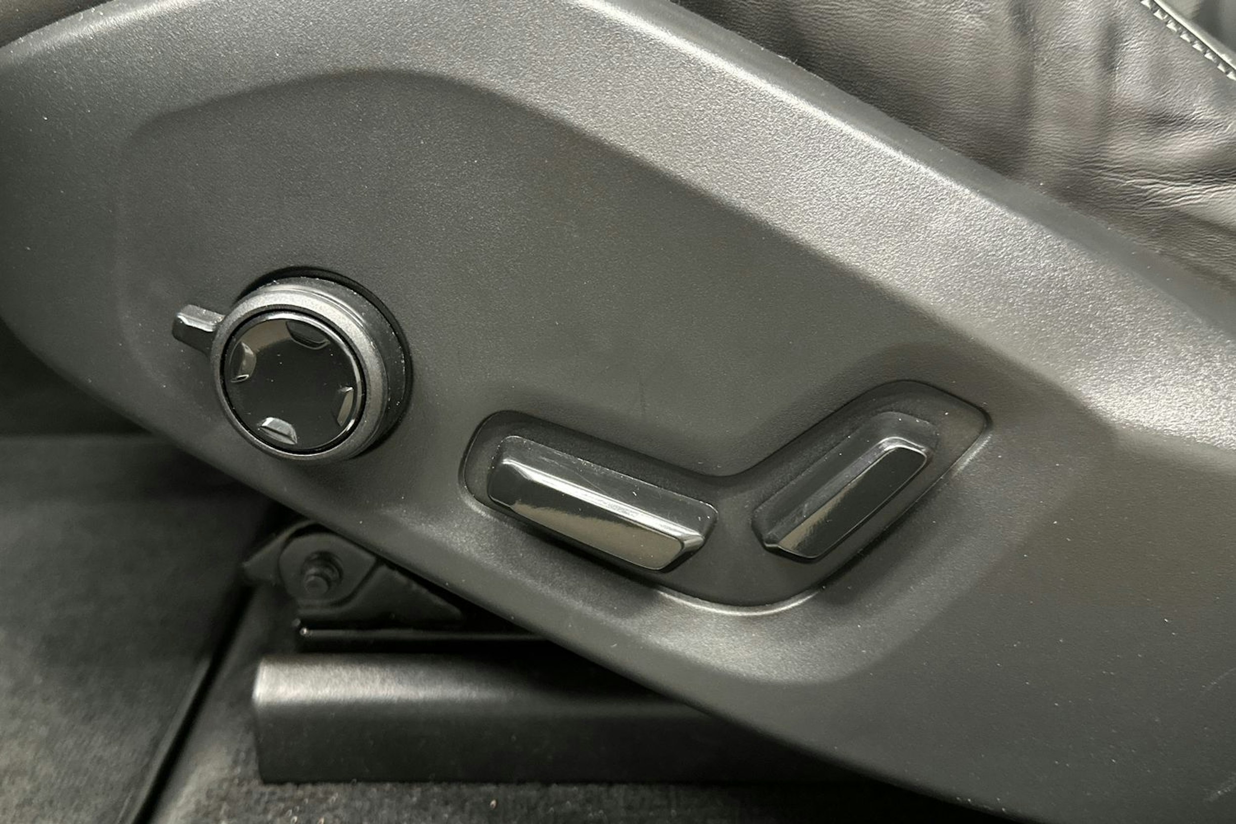 musta Volvo XC60 2022 kuva 17.