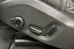 musta Volvo XC60 2022 kuva 17.