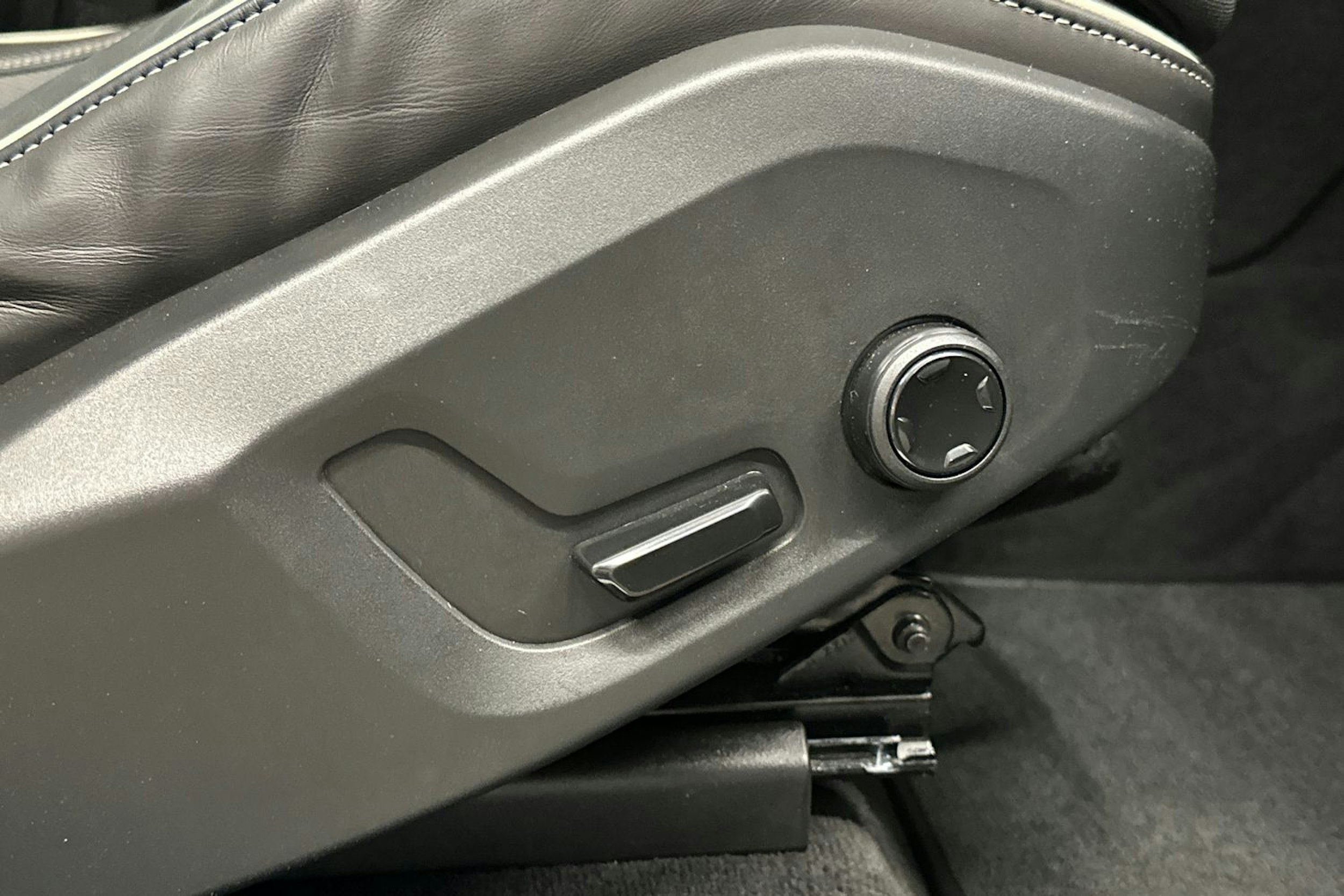 musta Volvo XC60 2022 kuva 18.