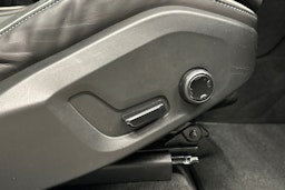 musta Volvo XC60 2022 kuva 18.